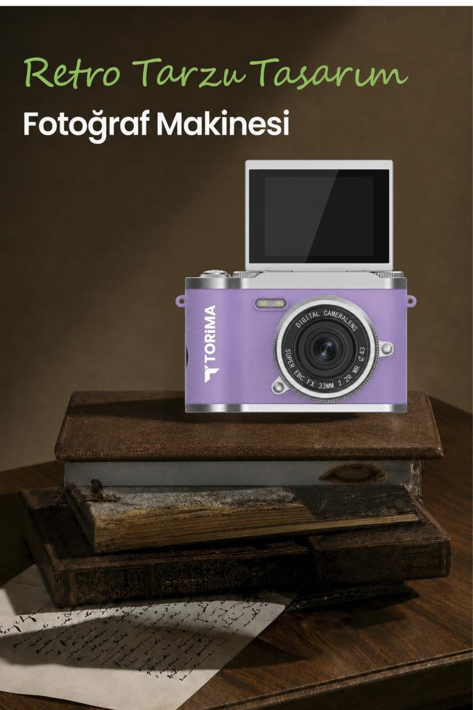 Ahşap bir masa üzerindeki eski kitapların üstünde mor renkli retro dijital kamera.