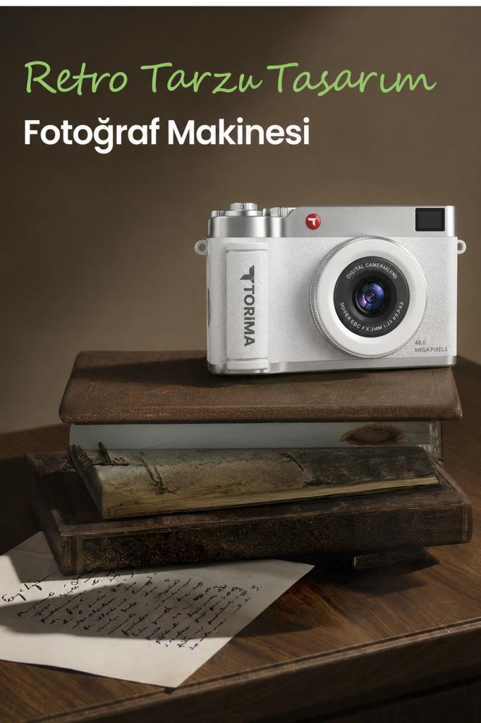 Eski kitaplar ve el yazılı kağıtlar üzerinde beyaz renkli retro tasarım kamera.
