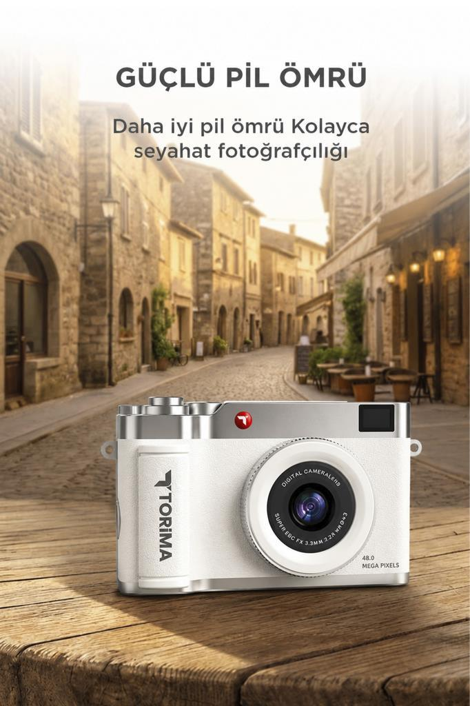 Beyaz bir Torima dijital kamera ahşap bir masa üzerinde duruyor, arka planda bulanık eski bir Avrupa sokağı var.