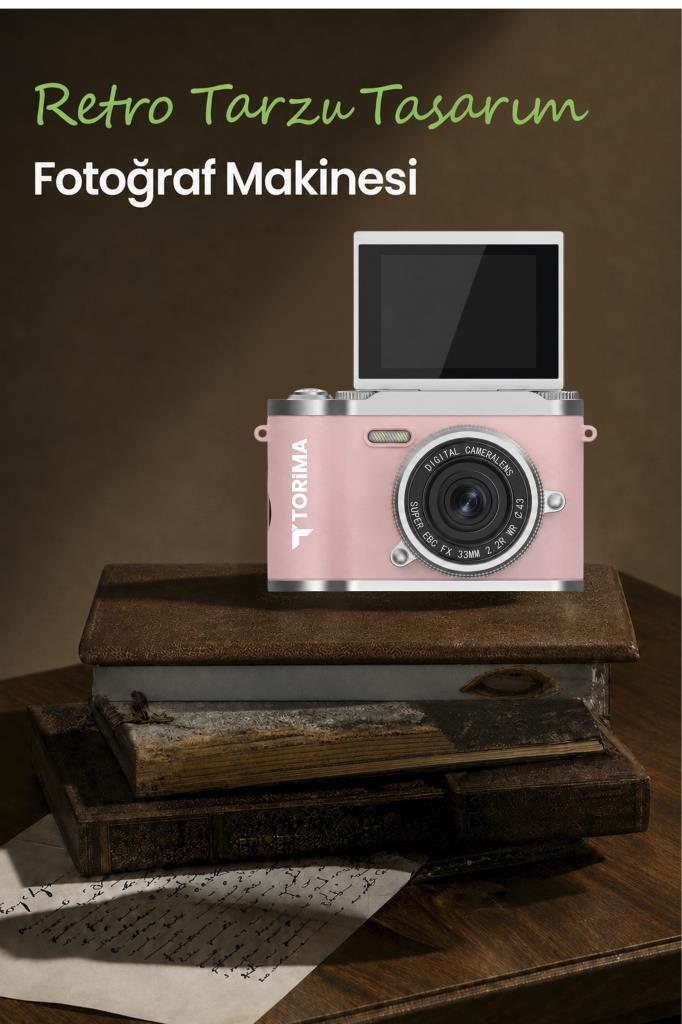 Eski kitaplar üzerinde pembe Torima retro dijital fotoğraf makinesi.