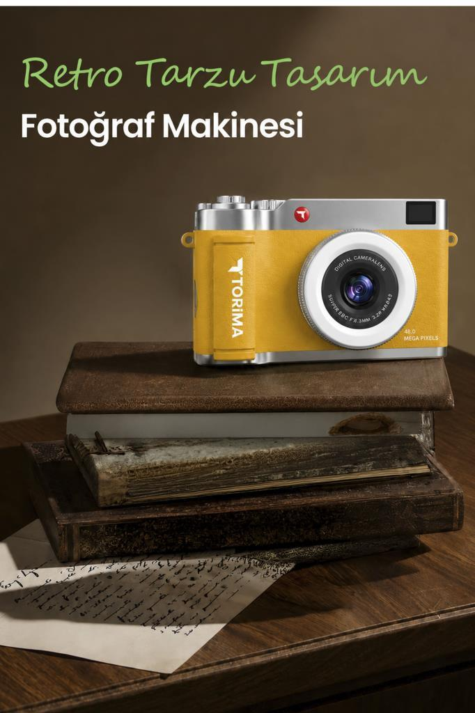 Ahşap bir masa üzerinde eski kitaplar ve el yazısı bir mektubun üzerinde duran sarı retro kamera.