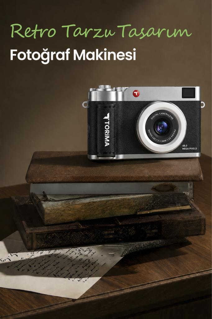 Retro tarzı Torima kamera, ahşap masa üstünde eski kitaplar ve el yazısı notlar üzerinde duruyor.