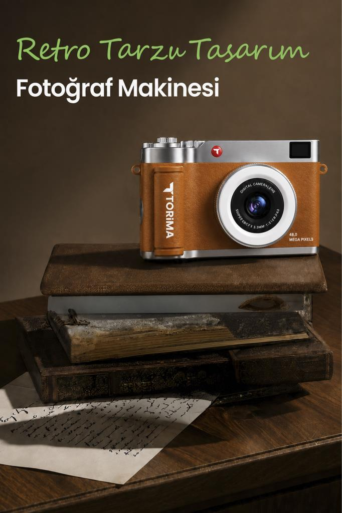 Kahverengi retro dijital kamera, ahşap masa üzerinde eski kitapların üstünde duruyor, altında el yazısı kağıtlar var.