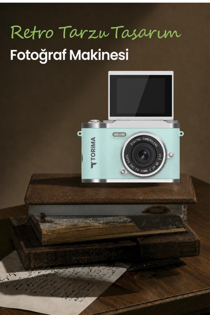 Ahşap masa üzerindeki eski kitapların üstünde nane yeşili retro dijital kamera, arka planda Türkçe yazı.