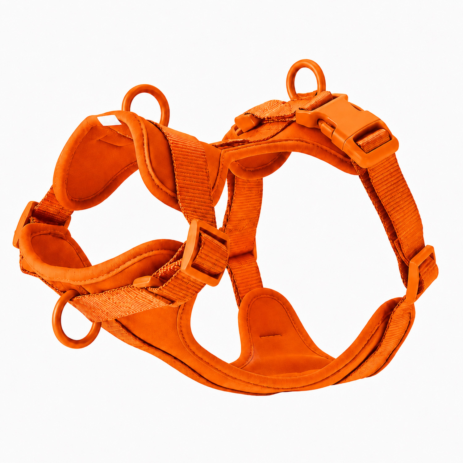 Un arnés para perro de color naranja con correas ajustables y anillos de metal sobre fondo blanco.