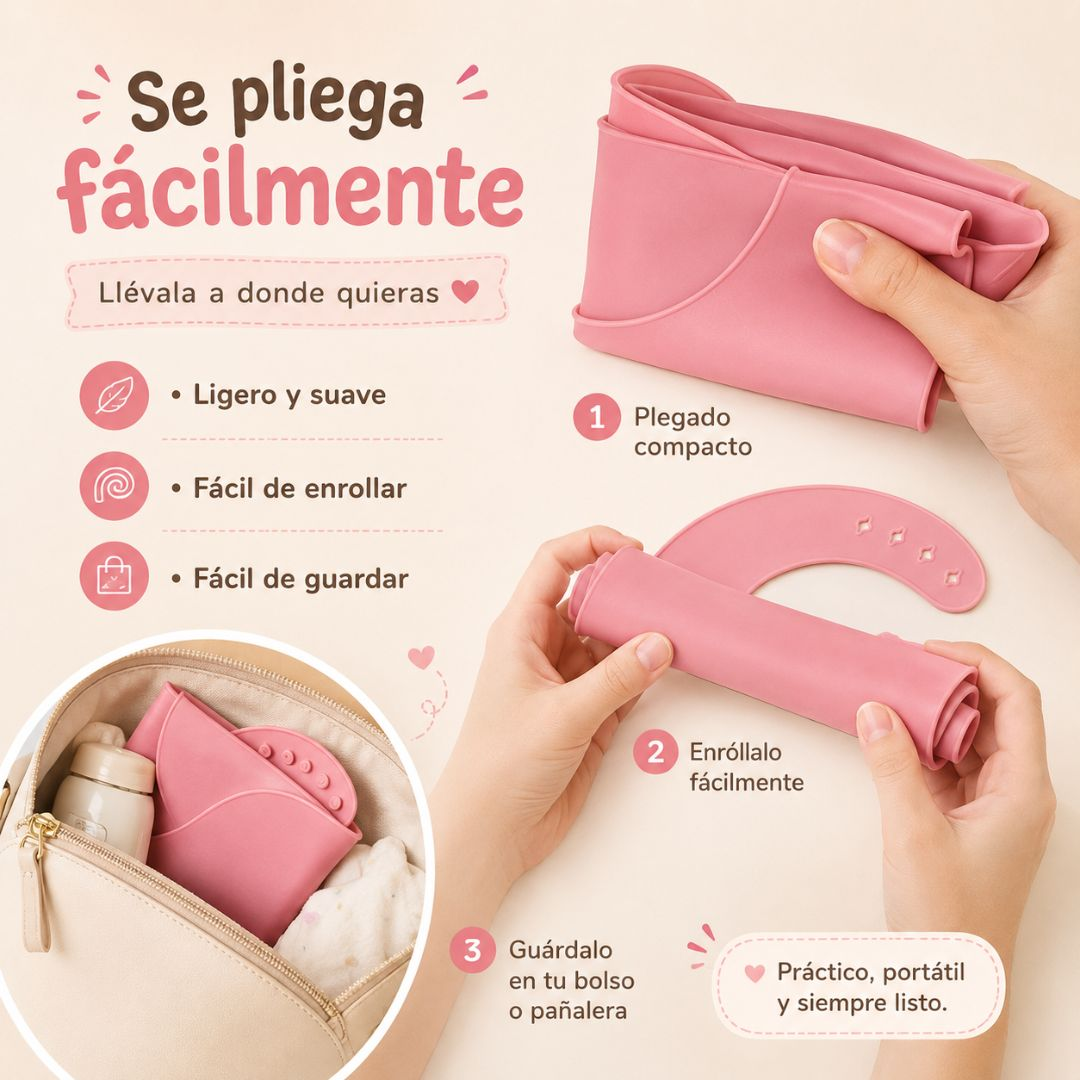 Manos doblando y enrollando un babero de silicona rosa, guardado en un bolso con características listadas.