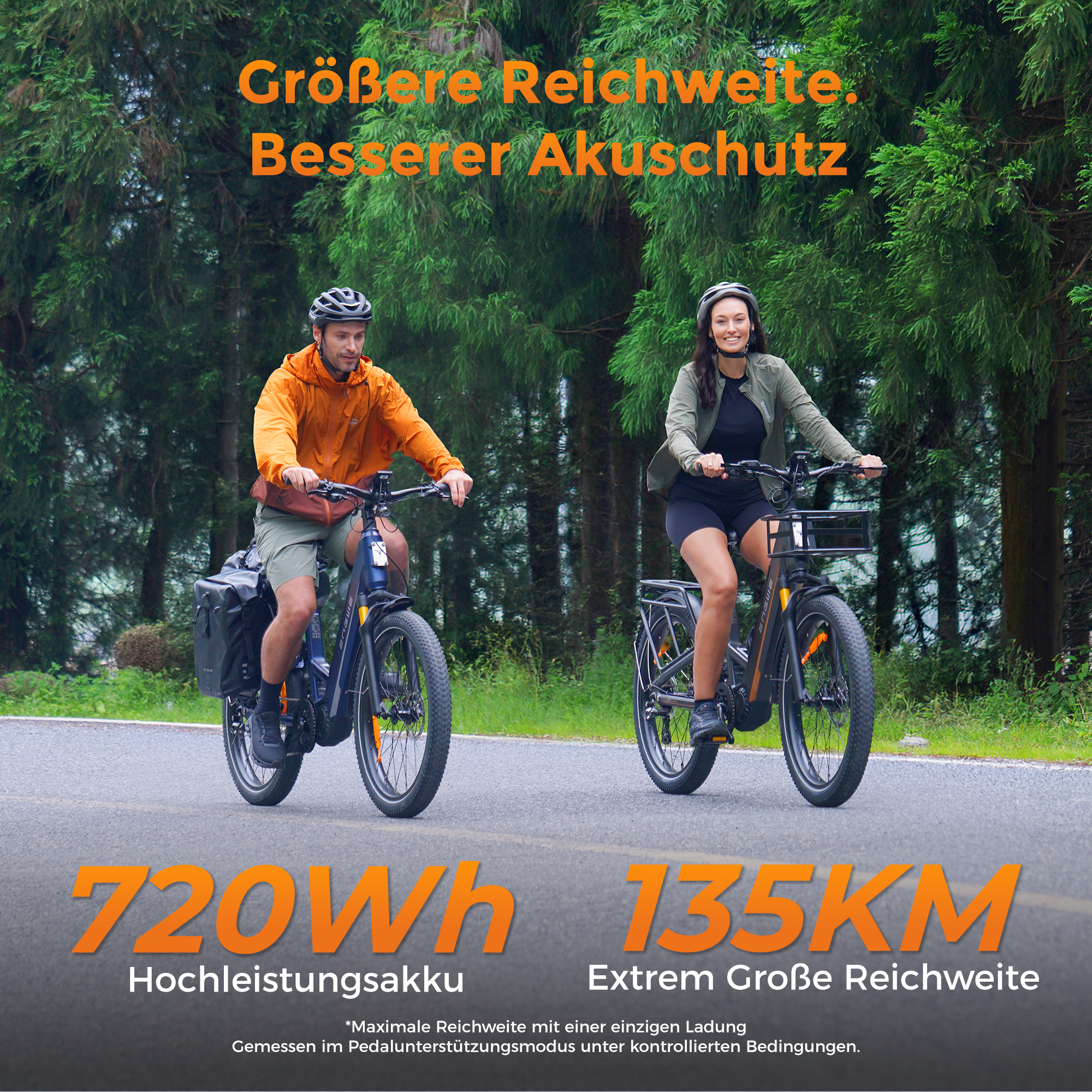 Ein Mann und eine Frau fahren auf E-Bikes auf einer Straße vor einem Wald. Orangefarbene Textüberschriften sind zu sehen.