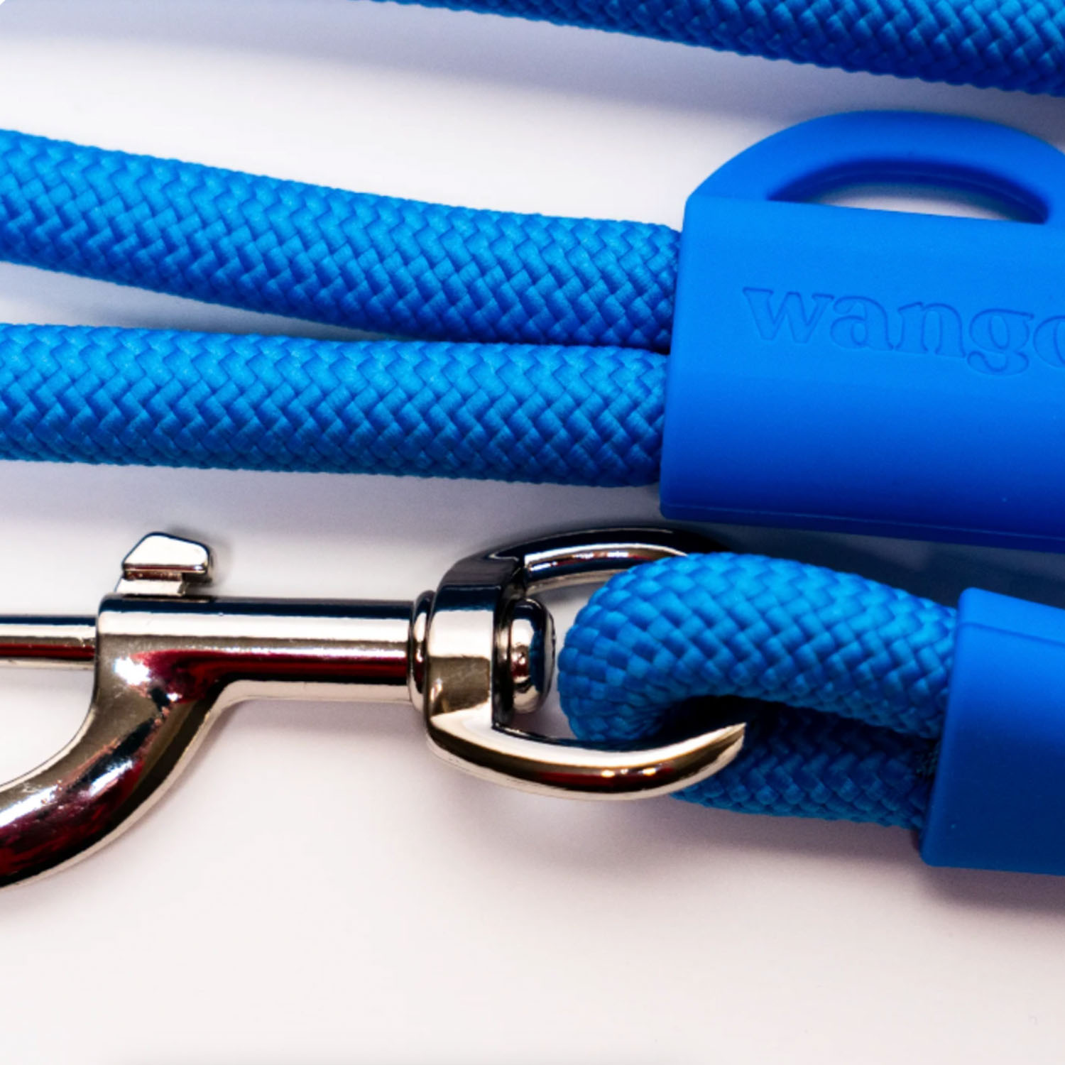 Correa para perro de cuerda trenzada azul con un gancho de metal plateado.