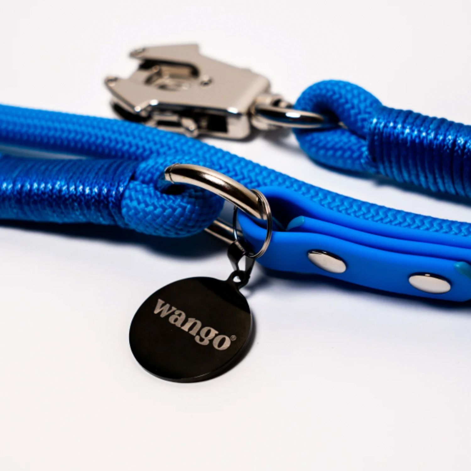 Una correa de perro de cuerda azul con cierre metálico plateado y una placa negra redonda con "wango".