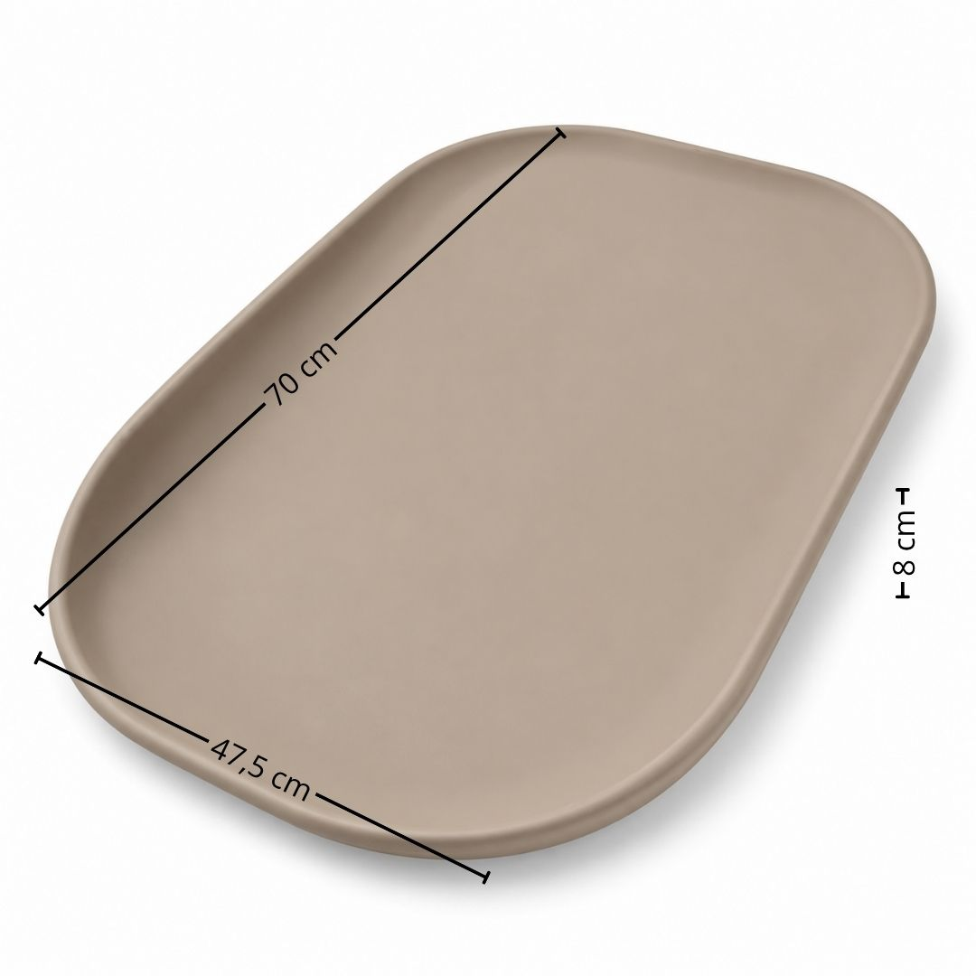 Una mesa beige y asimétrica con dimensiones de 70x47.5x8 cm sobre fondo blanco.