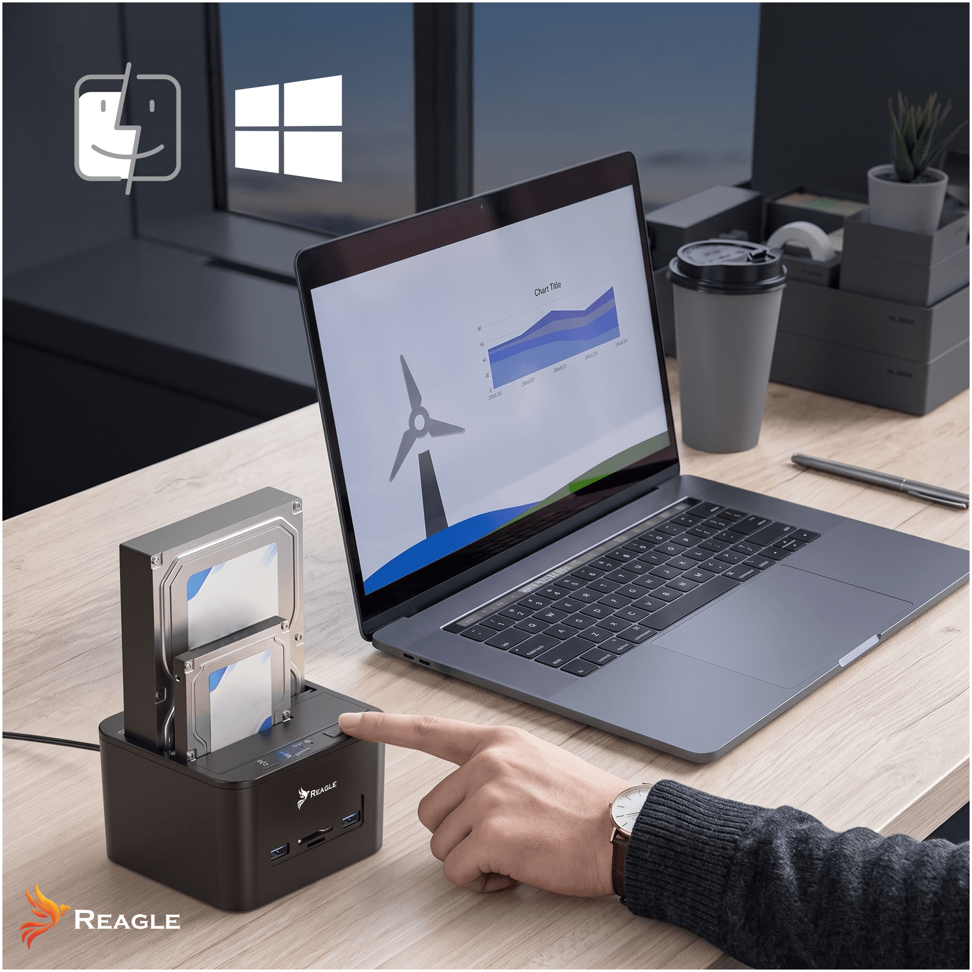 Hand drückt Startknopf einer schwarzen Festplatten-Dockingstation auf Holztisch neben Laptop.