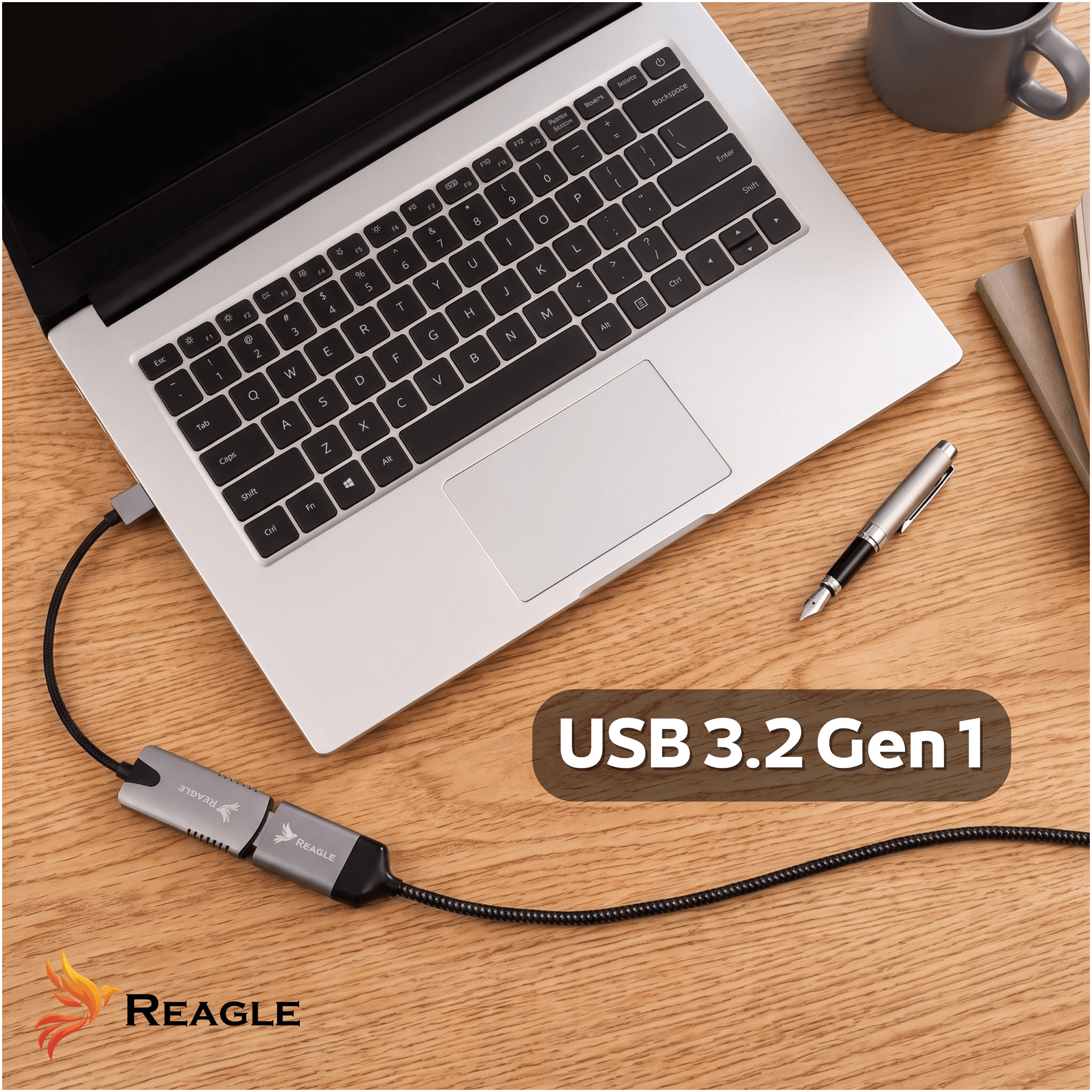 Un computer portatile argentato, un hub USB, una penna e dei quaderni su una scrivania.