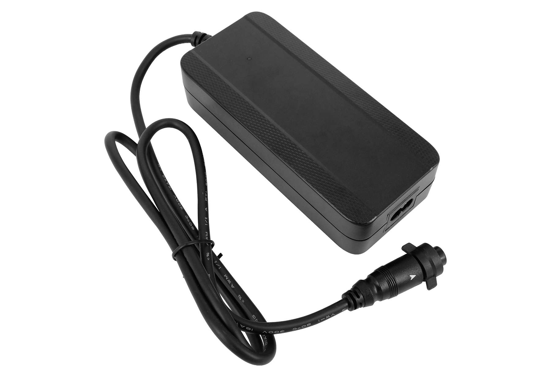 Schwarzes Netzteil mit Kabel und Stecker auf weißem Hintergrund.