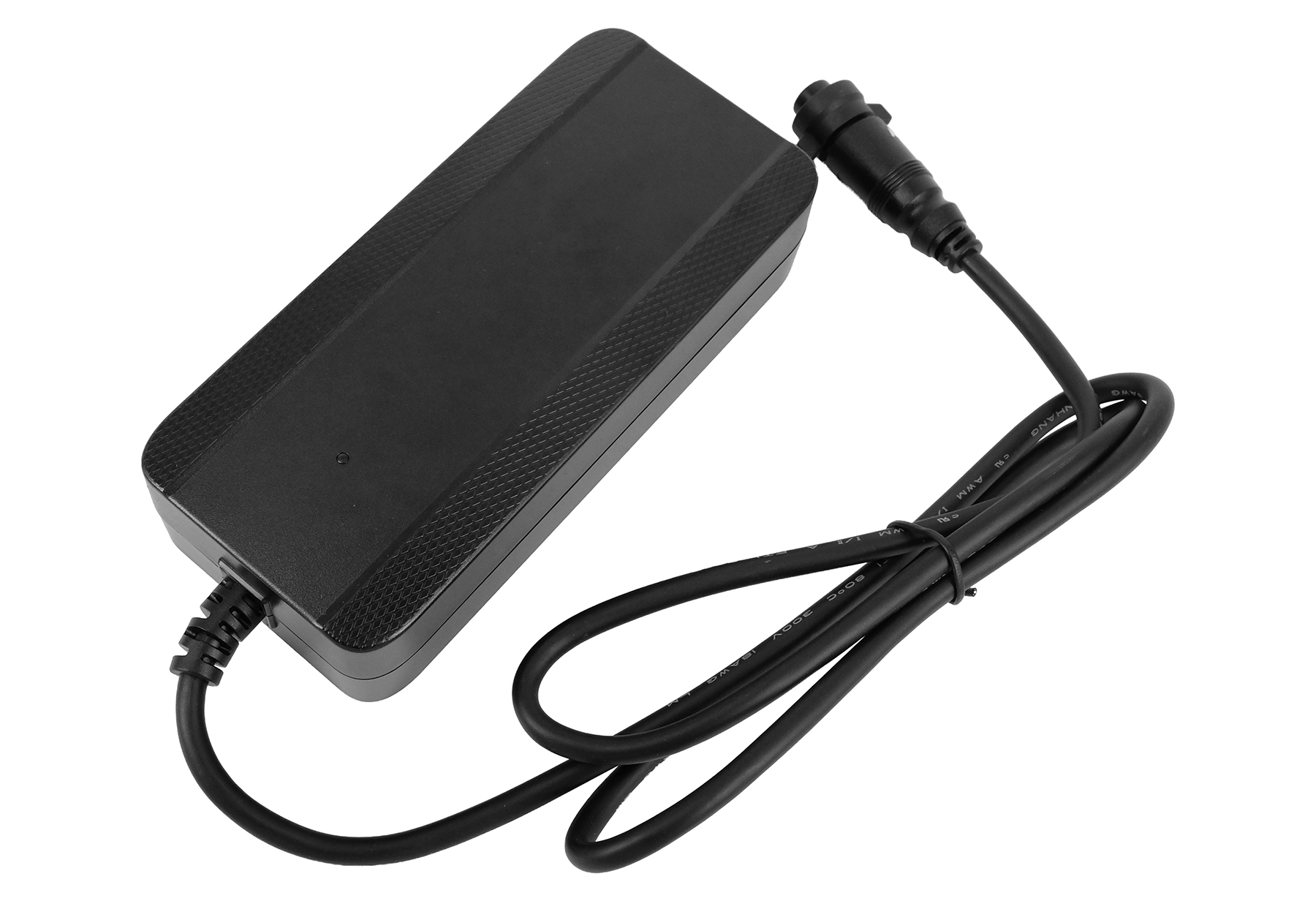 Ein schwarzes Netzteil mit strukturiertem Gehäuse und einem gewickelten Kabel mit Rundstecker.