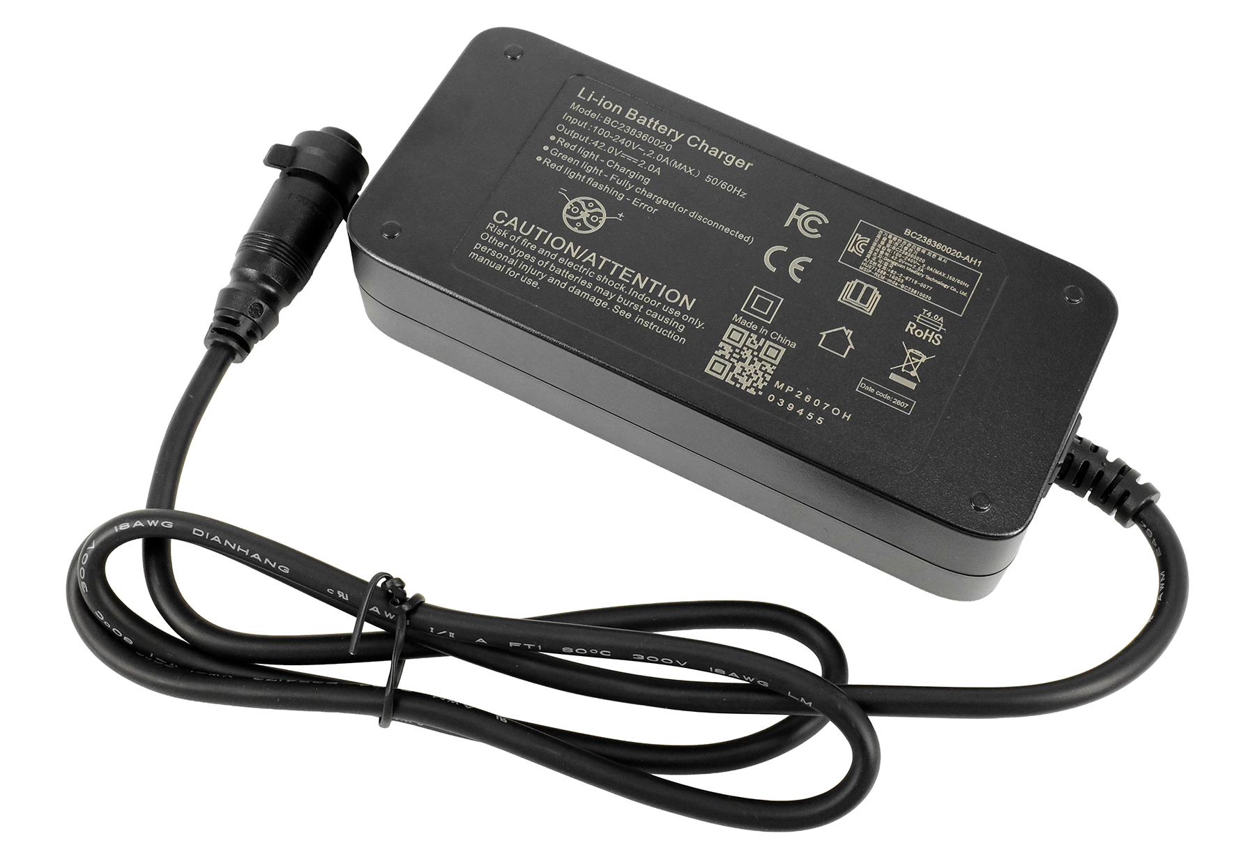 Ein schwarzes Li-Ionen-Batterieladegerät mit aufgedruckten Texten und angeschlossenem Kabel.