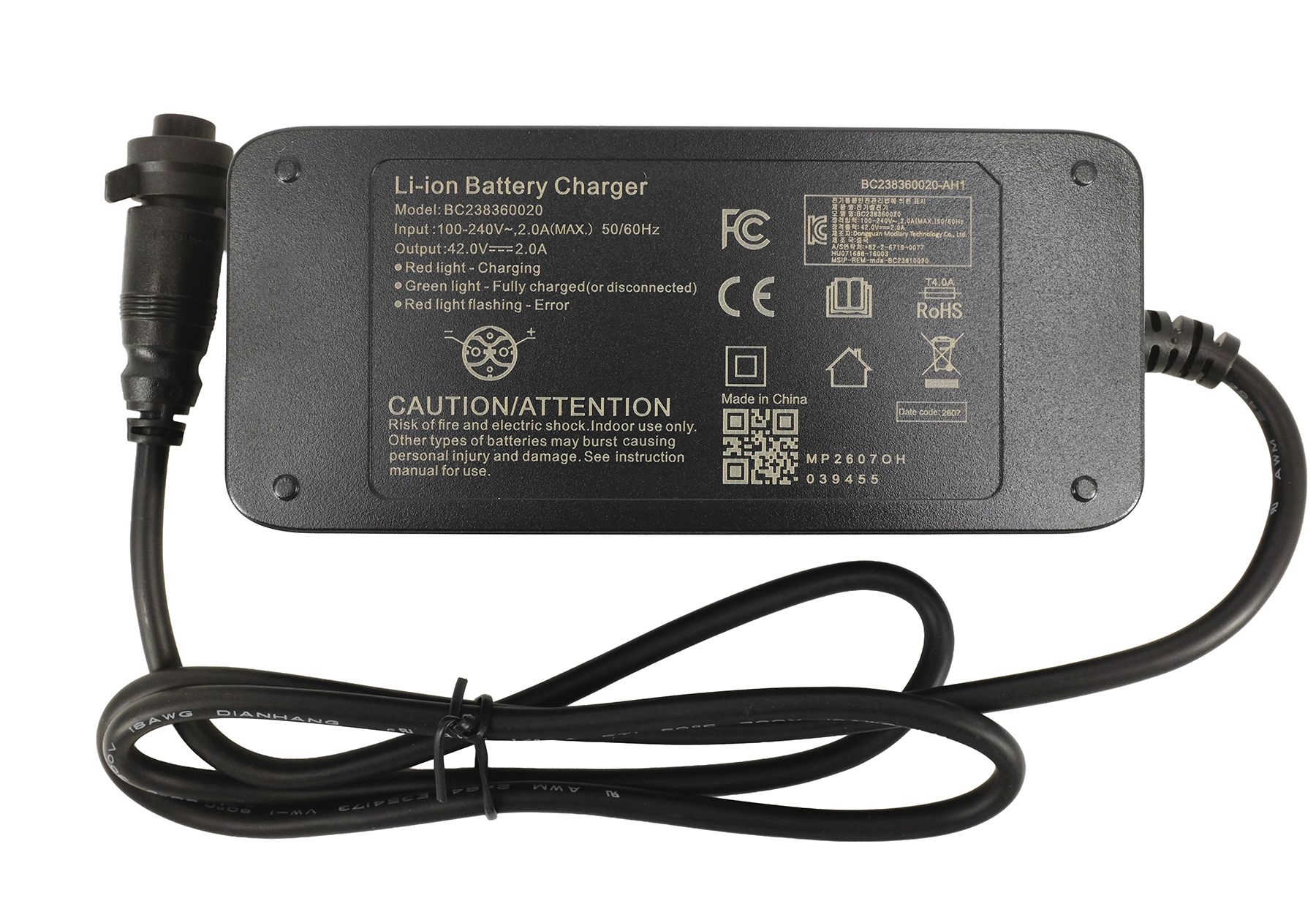 Ein schwarzes Li-Ionen-Batterieladegerät mit aufgedruckten technischen Daten und einem angeschlossenen Kabel mit Stecker.