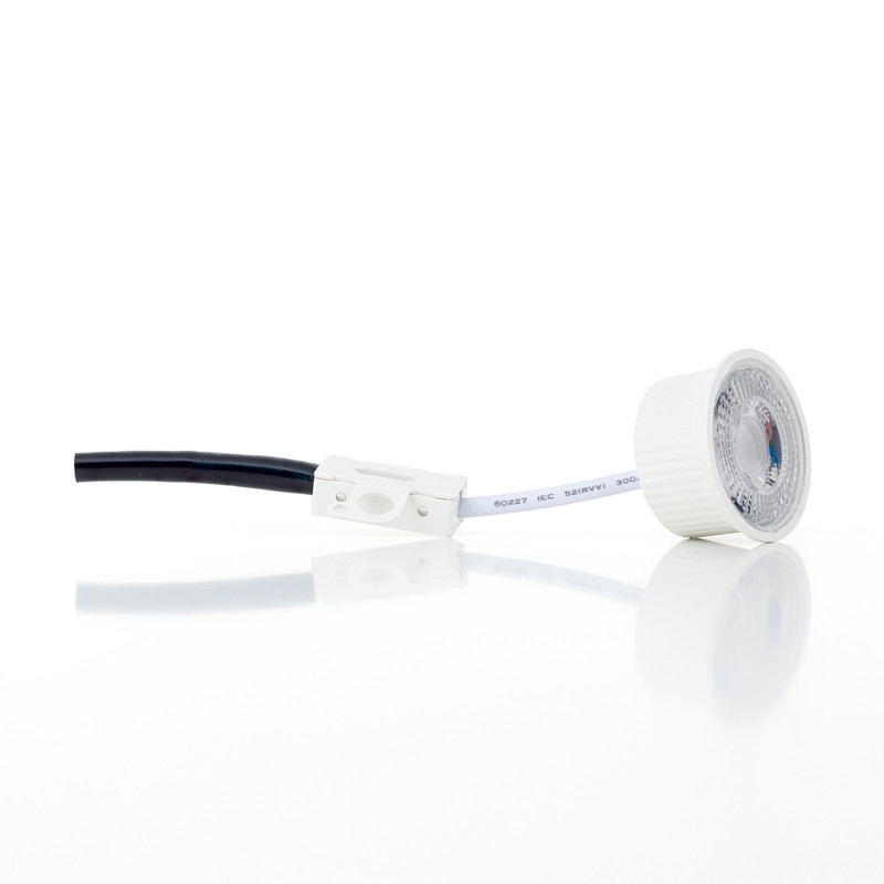 Eine weiße LED-Einbauleuchte mit Kabel und weißem Verbinder auf weißem Untergrund.