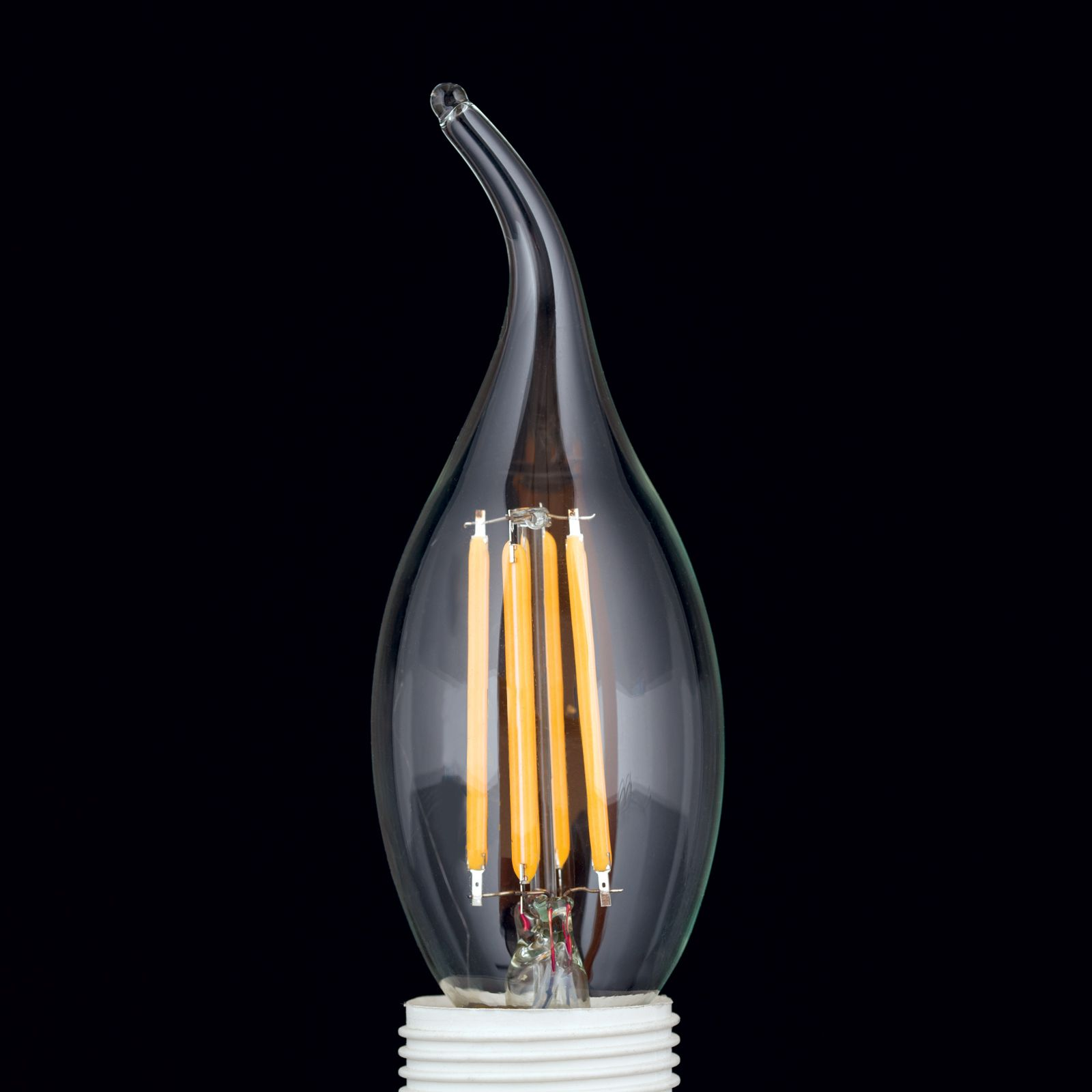 Eine tropfenförmige LED-Filamentlampe mit langer, gebogener Spitze steht senkrecht vor einem schwarzen Hintergrund.
