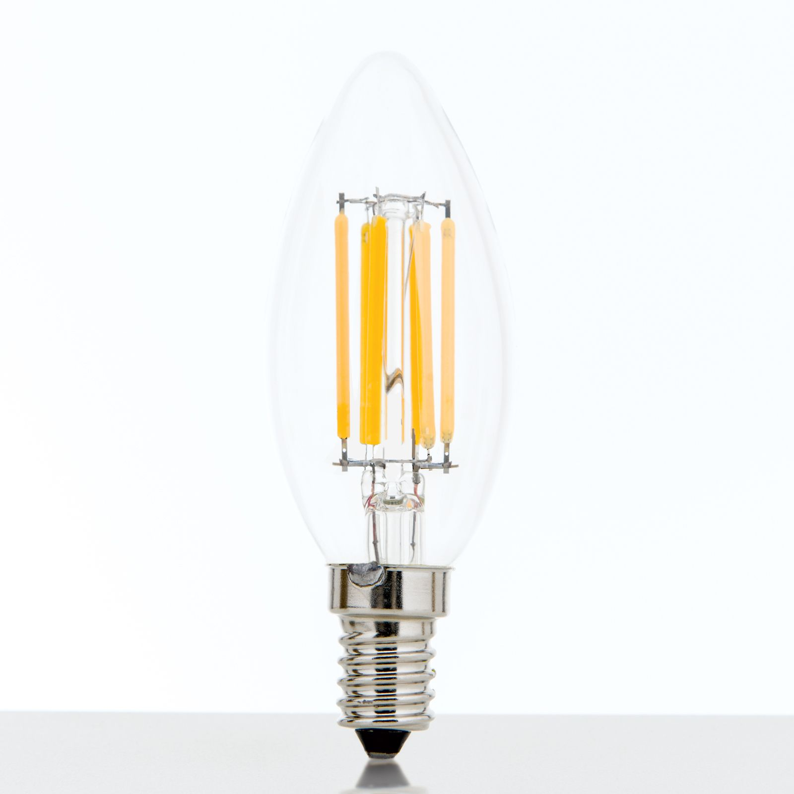 Eine klare LED-Kerzenlampe mit sichtbaren gelben Fäden und einem silbernen Schraubsockel.