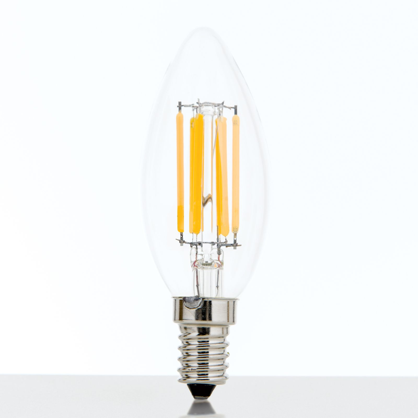 Eine kleine LED-Kerzenlampe mit sichtbaren gelben Fäden auf einem hellen Hintergrund.