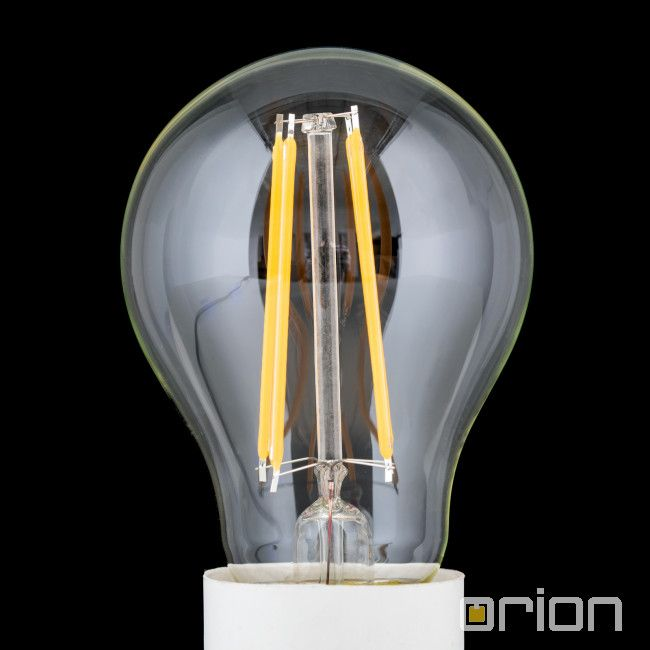 Eine klare LED-Filament-Glühbirne auf weißem Sockel vor schwarzem Hintergrund.