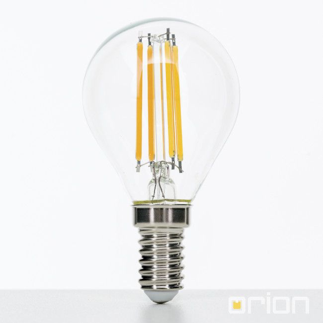 Eine klare LED-Lampe mit sichtbaren gelben Filamentskabeln und einem silbernen Schraubsockel auf weißem Hintergrund.