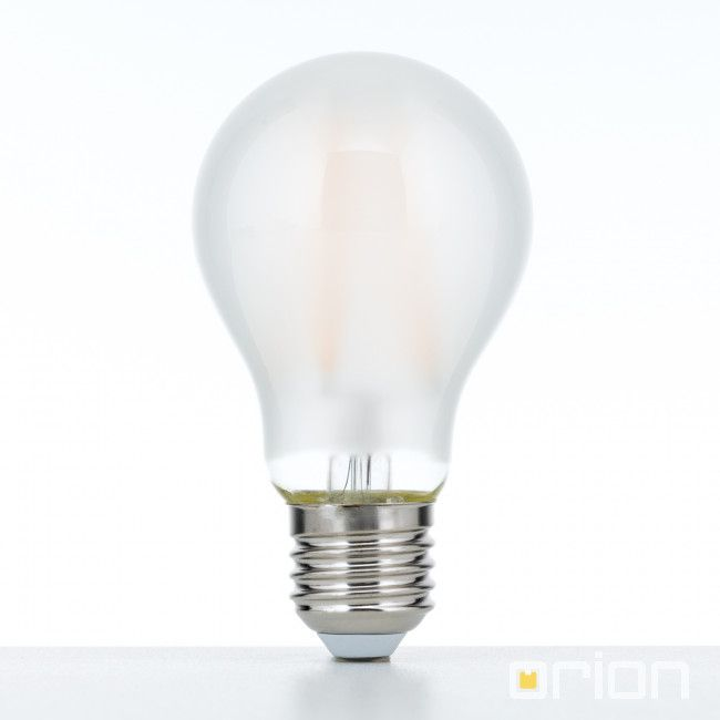 Mattes LED-Leuchtmittel mit silbernem Schraubsockel, aufrecht auf weißer Oberfläche.