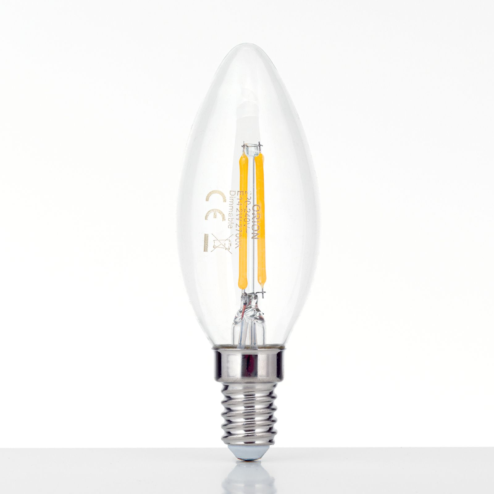 Eine klare LED-Kerzenlampe mit sichtbaren gelben Fäden auf einem weißen Untergrund.