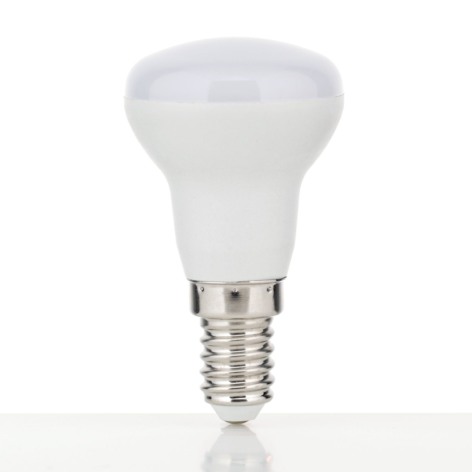 Eine weiße LED-Reflektorlampe mit silbernem Schraubsockel steht auf einer weißen Oberfläche.