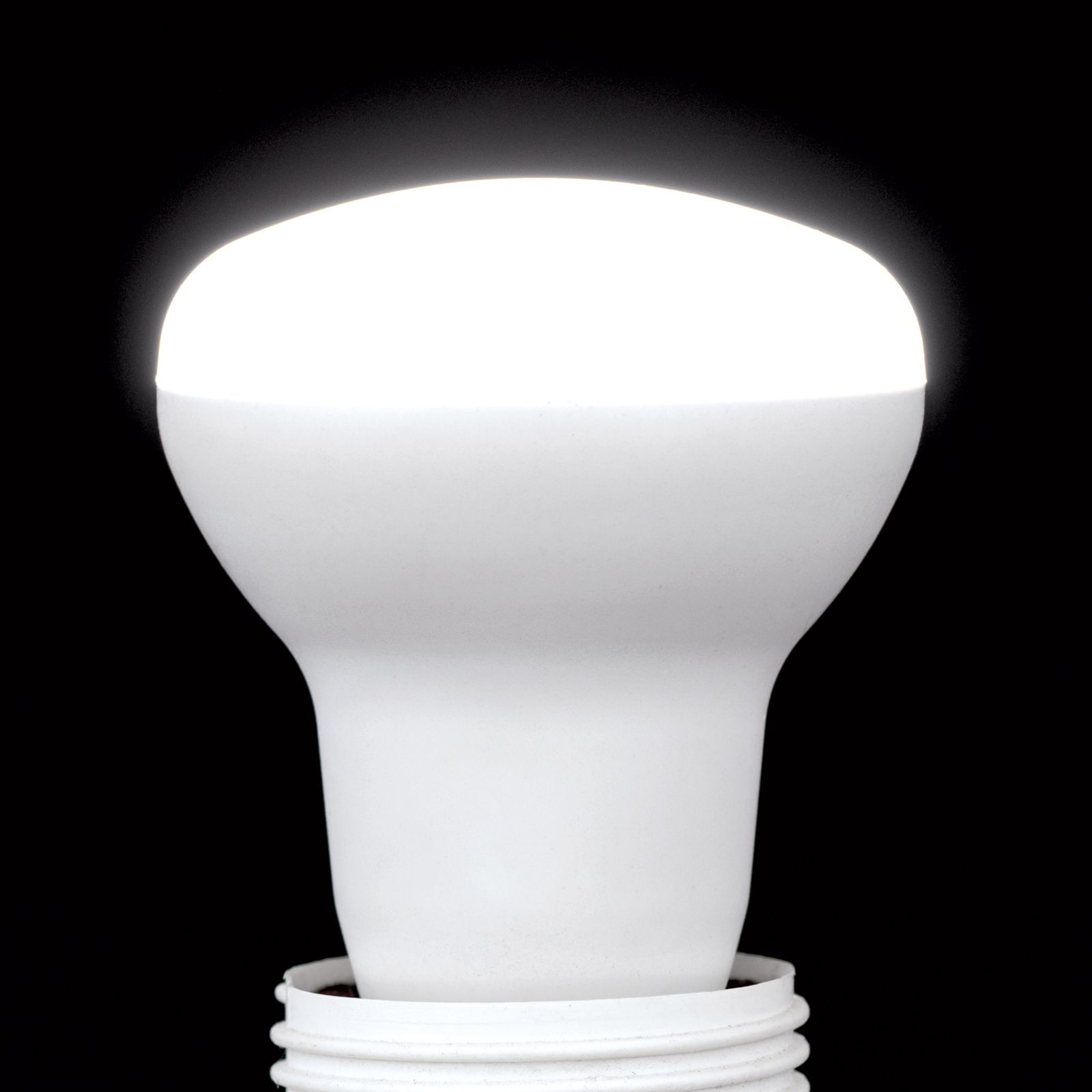 Eine leuchtende weiße LED-Lampe vor schwarzem Hintergrund, die obere Kuppel ist beleuchtet.