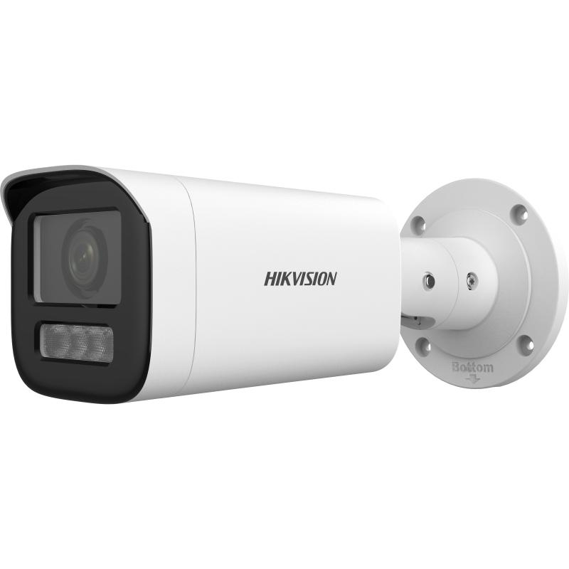 Beyaz arkaplanda silindirik gövdeli ve duvar montajlı beyaz bir Hikvision güvenlik kamerası.