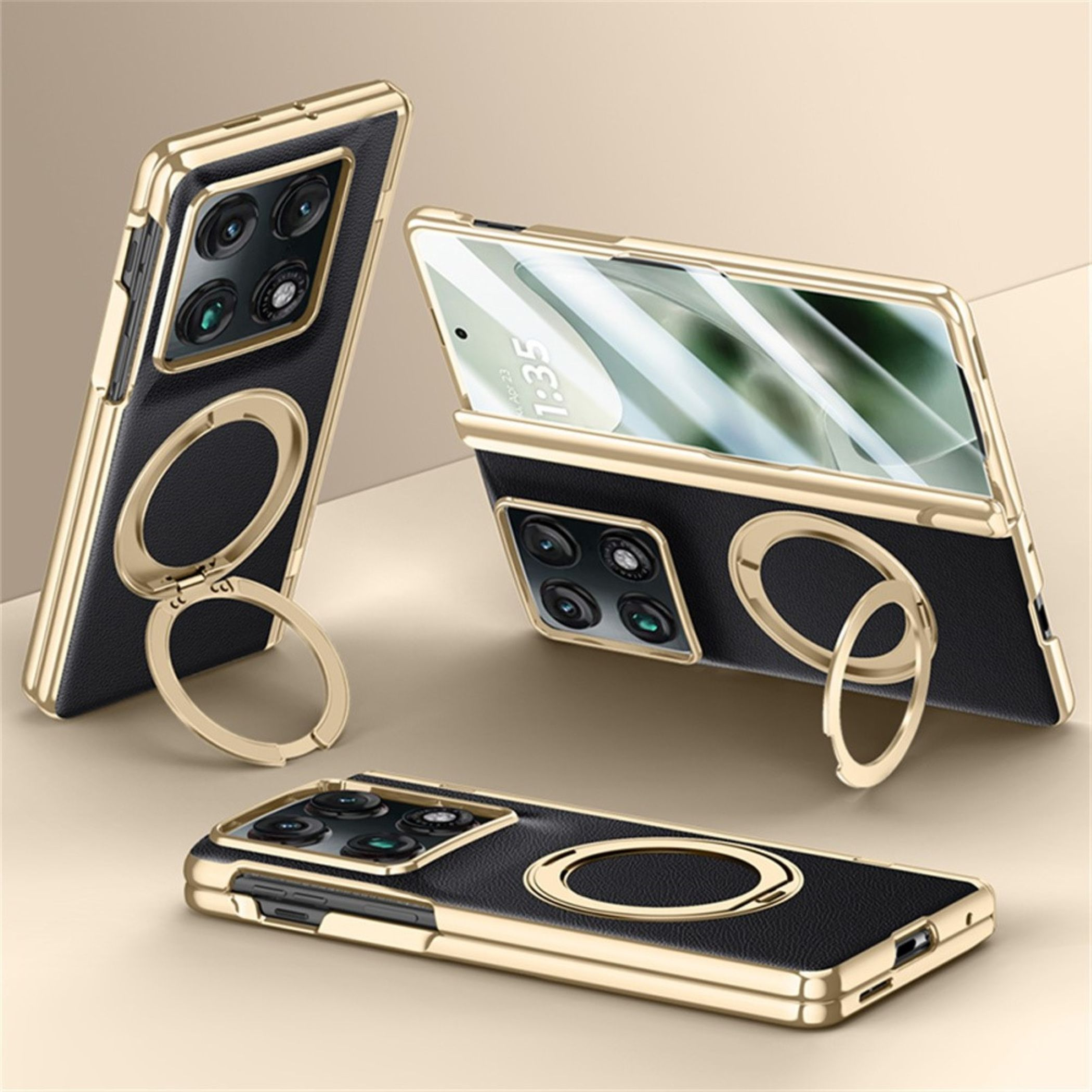 Drei schwarze Smartphones mit goldener Umrandung und integriertem Ringständer auf beigem Hintergrund.