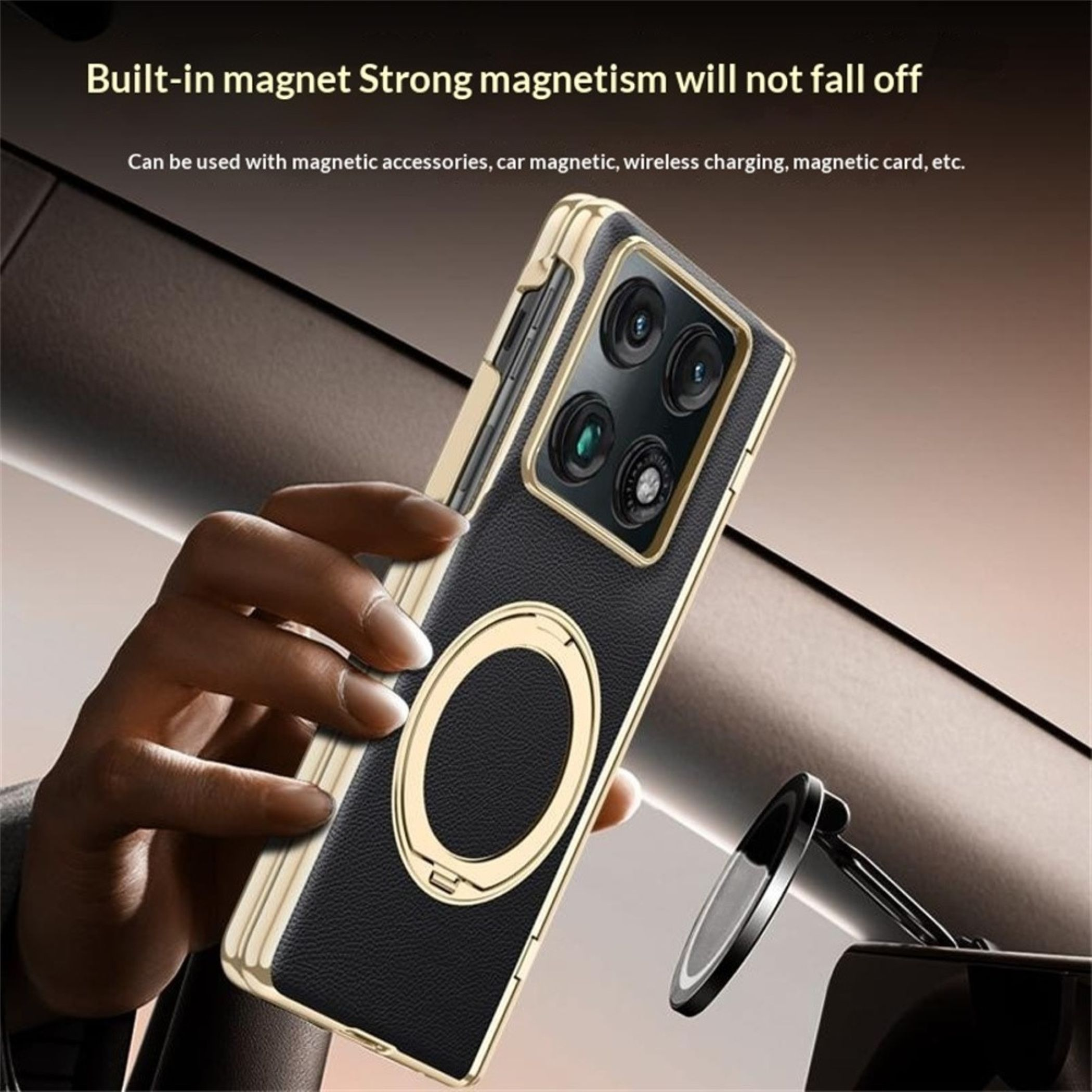 Hand hält schwarzes Leder-Smartphone-Etui mit goldenen Akzenten und integriertem Magnetring in Autohalterung.