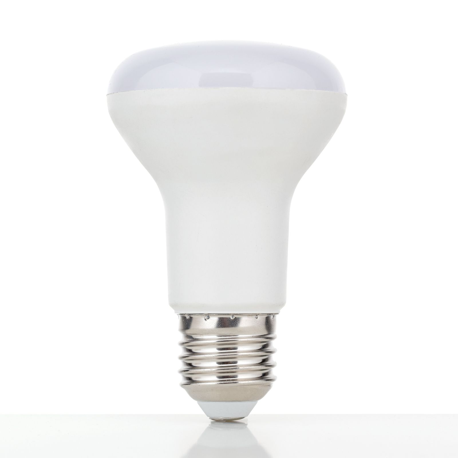 Eine weiße LED-Reflektorlampe mit Metallgewinde steht vertikal auf einer weißen Fläche vor weißem Hintergrund.