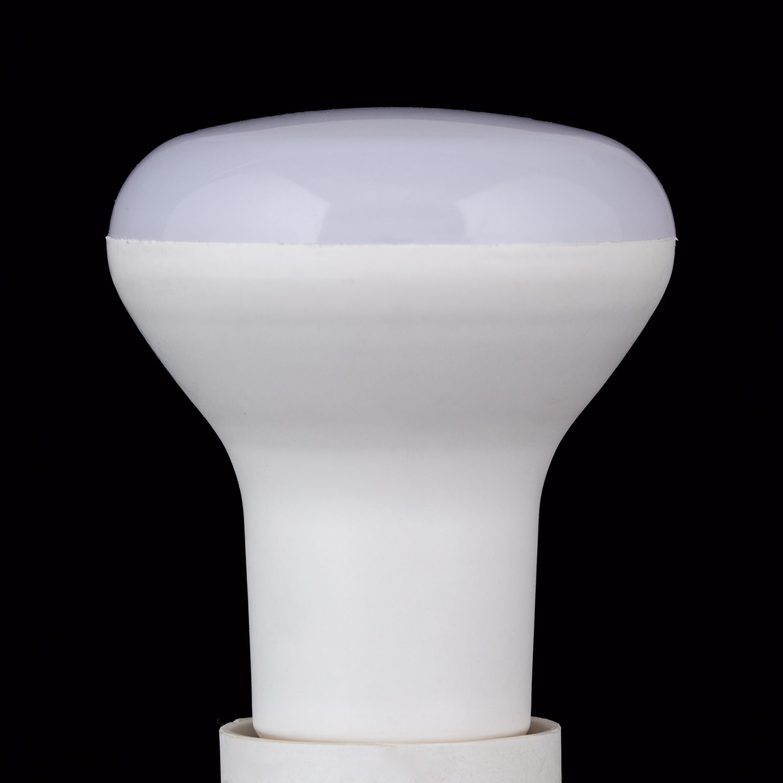 Eine weiße LED-Glühlampe mit kuppelförmigem Kopf steht vor einem schwarzen Hintergrund.