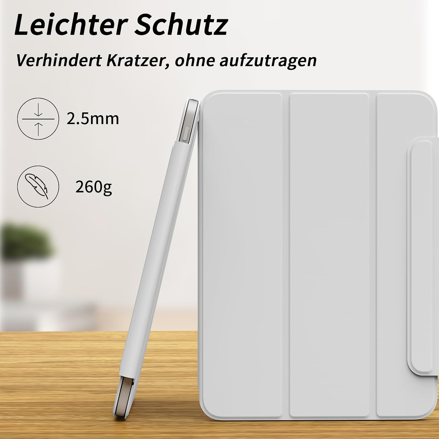 Dünnes graues Tablet-Case auf Holztisch mit Text für leichten Schutz, 2.5mm Dicke und 260g Gewicht.