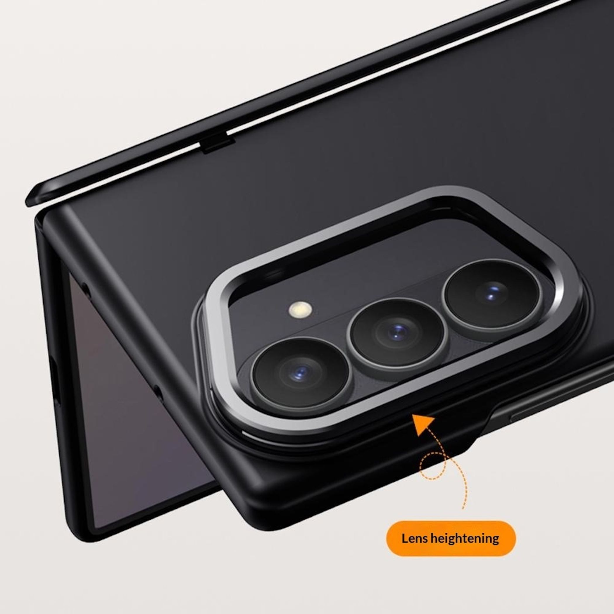 Rückseite eines schwarzen Smartphones in Schutzhülle mit erhöhter Dreifach-Kamera und silberner Umrandung.