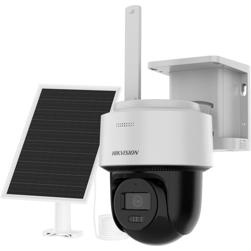 Beyaz arka planda güneş paneli ve duvar montaj aparatına sahip beyaz Hikvision güvenlik kamerası.