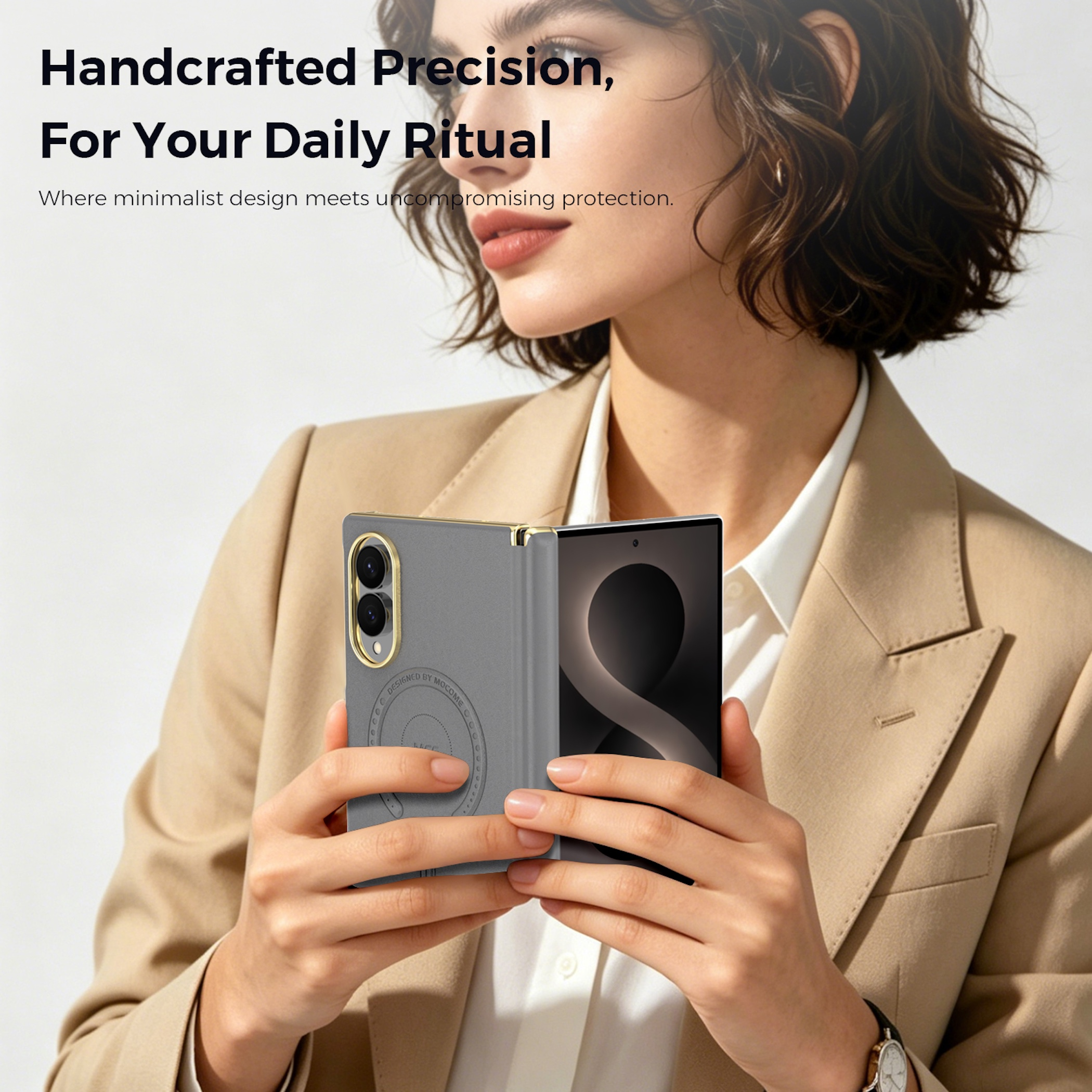 Eine Frau in einem beigen Blazer hält ein faltbares Smartphone mit grauer Schutzhülle in den Händen.