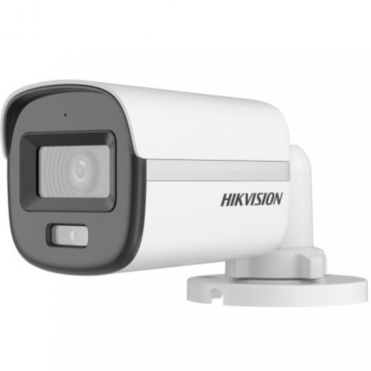 Beyaz arka plan üzerinde siyah ön yüzlü ve montaj tabanlı beyaz Hikvision güvenlik kamerası.