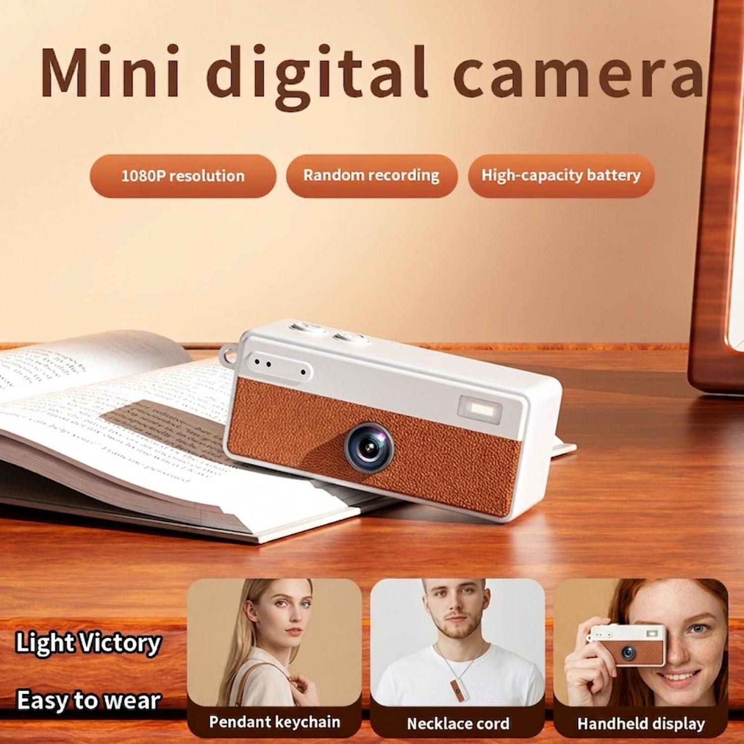 Mini-Digitalkamera mit braunem Leder auf Holztisch neben offenem Buch und Produktfotos unten.