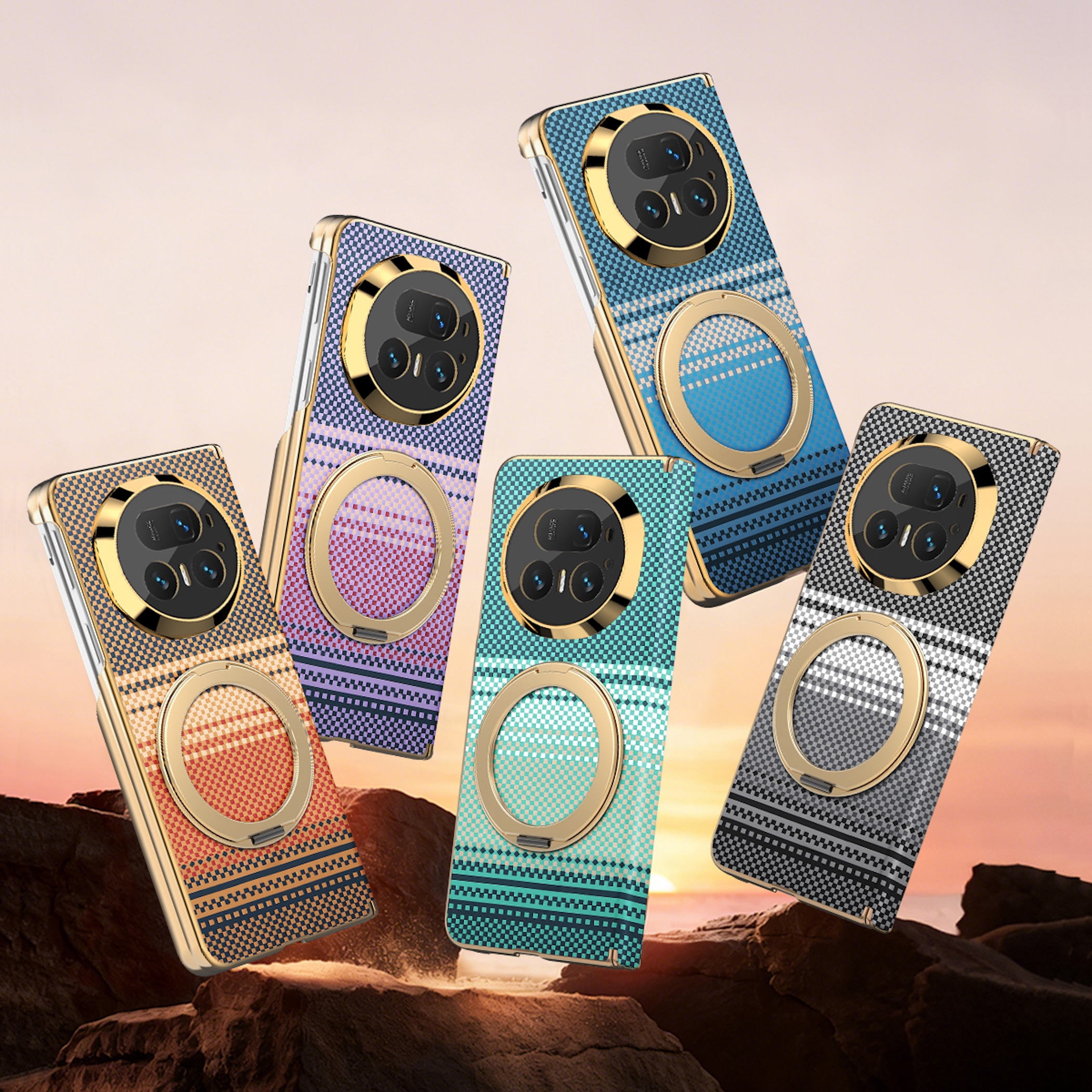 Fünf bunte Smartphones mit goldenen Kameraringen schweben bei Sonnenuntergang über einer Felslandschaft.