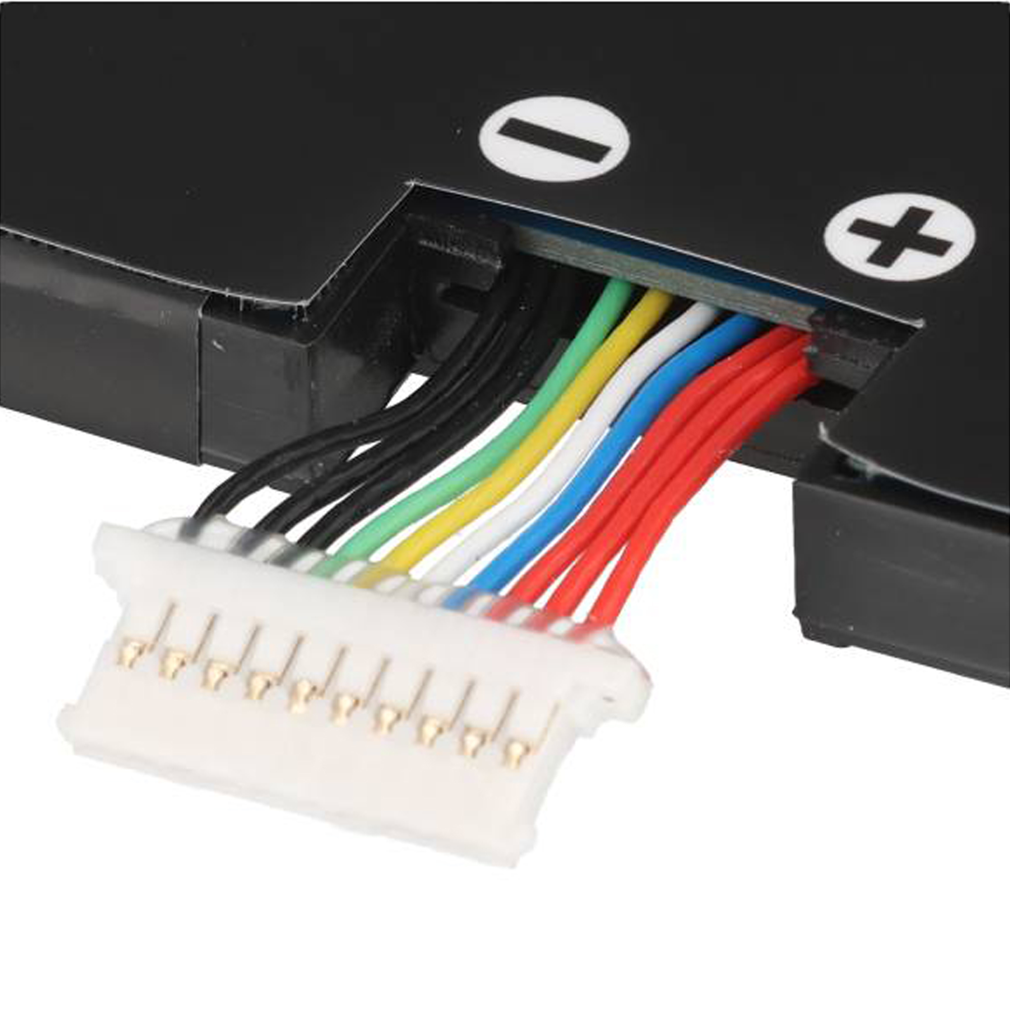 Nahaufnahme einer schwarzen Batterie mit minus und plus Zeichen und bunten Kabeln.