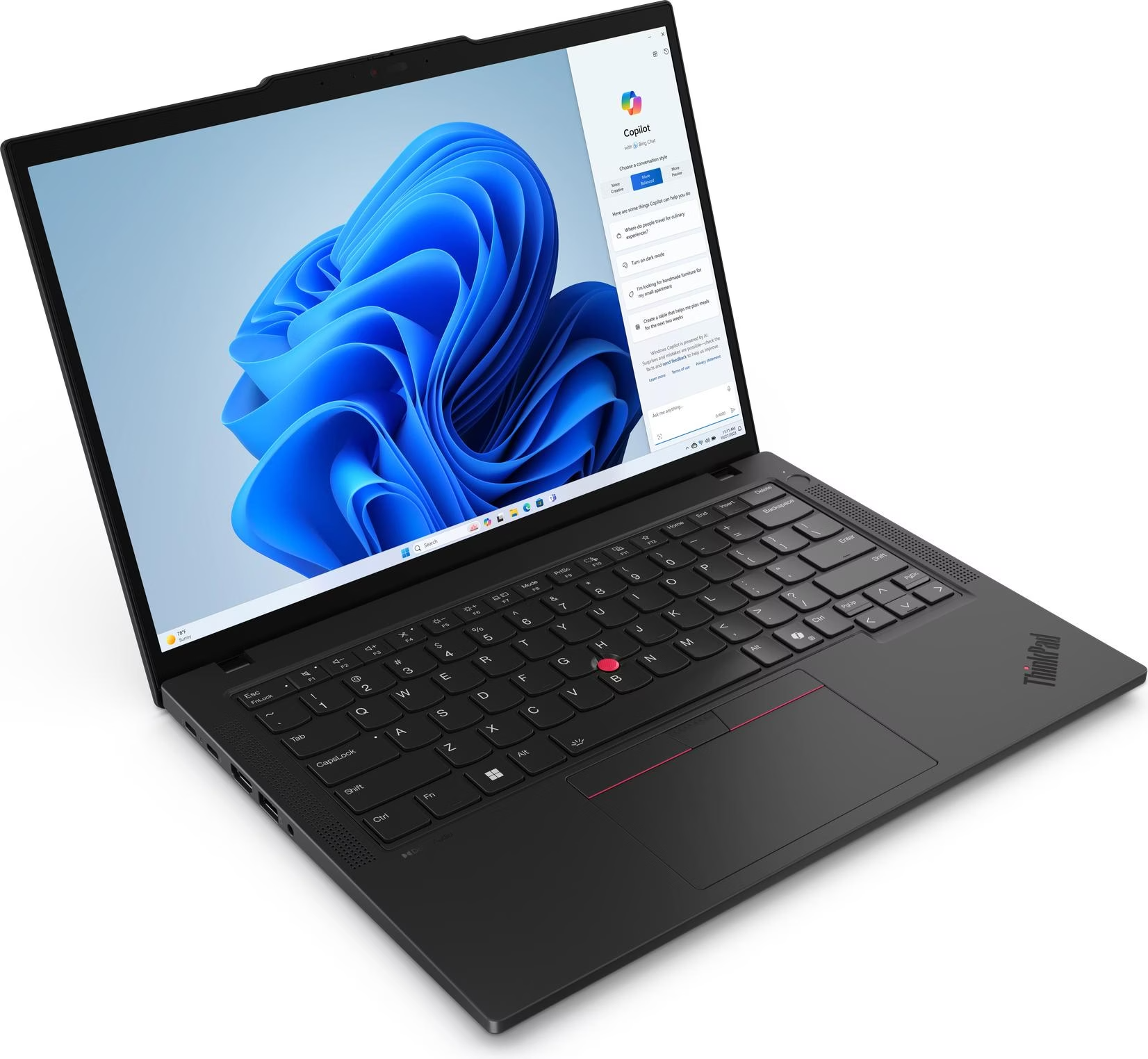 Ein schwarzer Laptop auf weißem Hintergrund zeigt einen blauen Bildschirm mit Windows-Logo und Copilot.