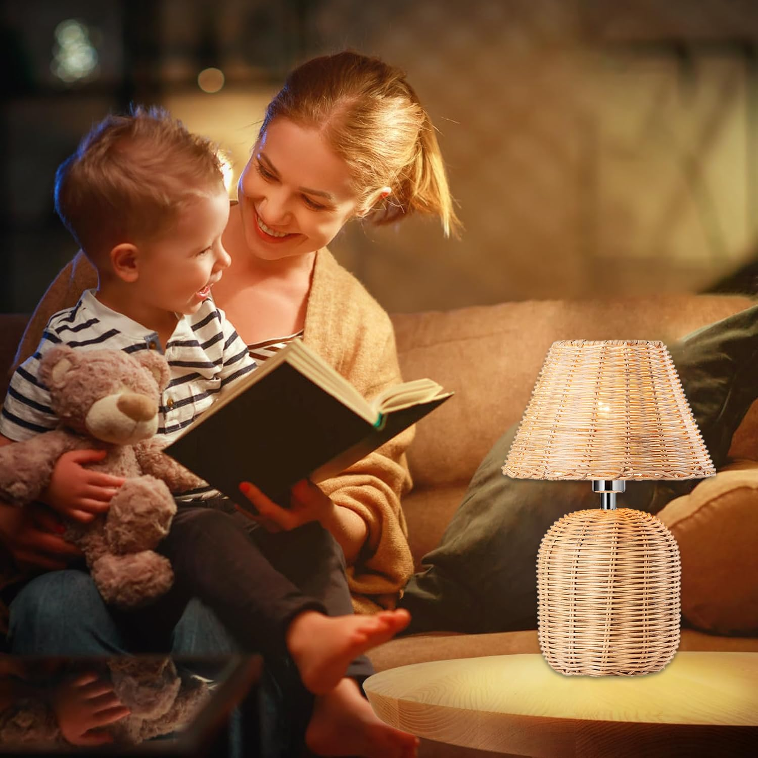 Eine Frau liest einem Jungen mit Kuscheltier ein Buch vor, während eine geflochtene Tischlampe auf einem Tisch steht.