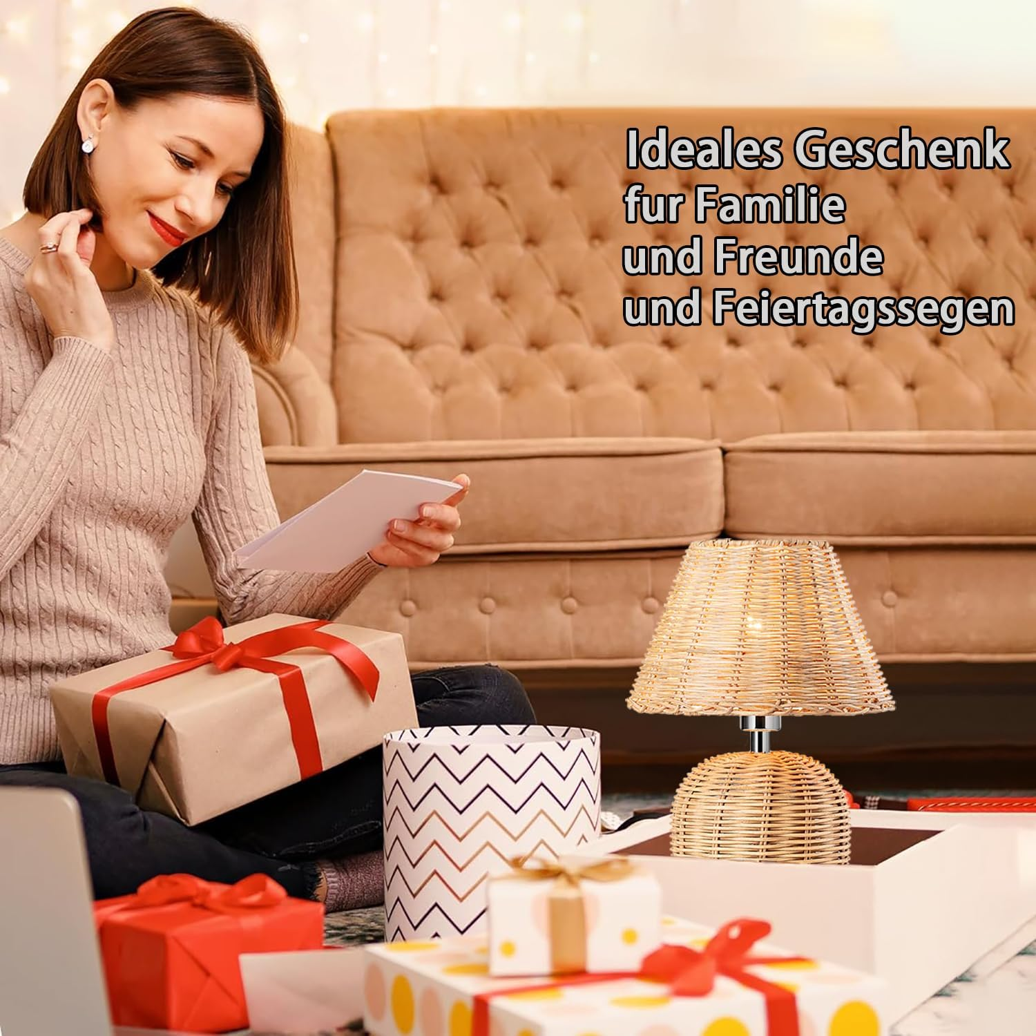 Eine lächelnde Frau öffnet Geschenke und eine Grußkarte, mit einer Lampe und einem Sofa im Hintergrund.