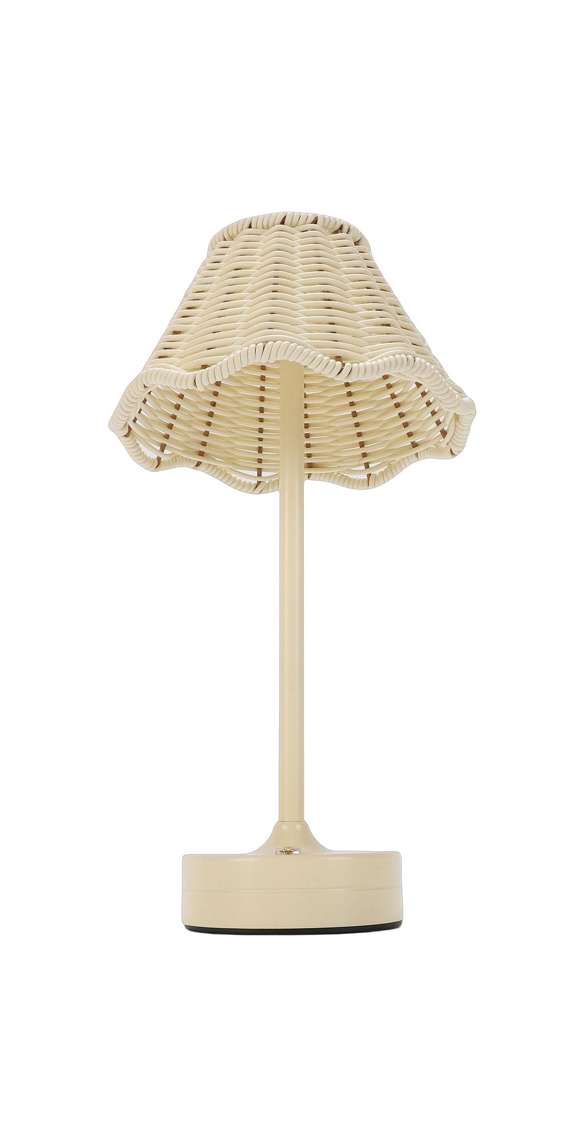 Eine beige Korbtischlampe mit geriffeltem Schirm und rundem Sockel vor weißem Hintergrund.