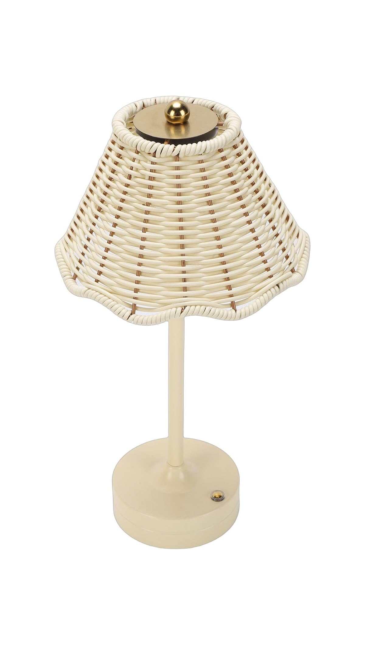 Eine kleine Tischlampe mit weißem Rattanschirm und goldenem Knauf auf weißem Standfuß gegen weißen Hintergrund.