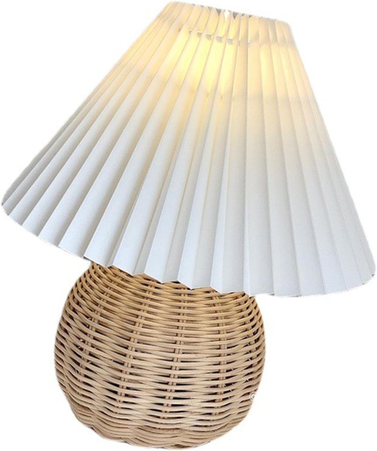 Tischlampe mit rundem Rattansockel und weißem Plissee-Schirm auf weißem Hintergrund.