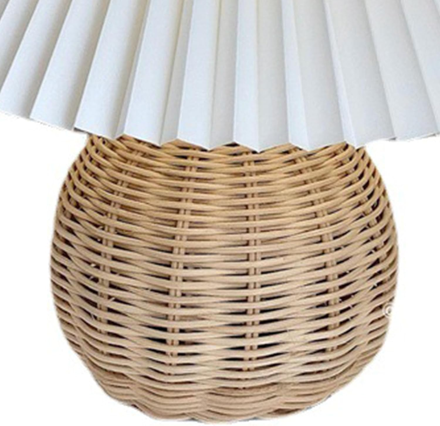 Eine Tischlampe mit rundem Flechtwerk-Sockel und weißem Plissierschirm.